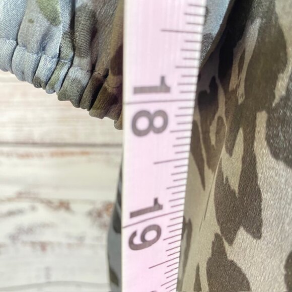 Queen Collection Blouse Women's size Small grey leopard print business - Picture 10 of 15